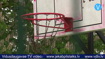 Jēkabpilī basketbola grozs uzkrīt 10-gadīgam zēnam