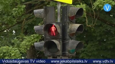 Nedienas ar novecojušo luksoforu Rīgas ielā pagaidām pilnībā novērst neplāno