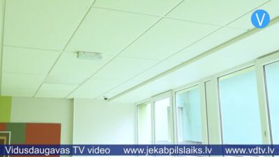 Jēkabpils 2. vidusskolas griestu apmetuma lietā katrai pusei sava versija