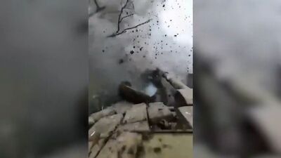Krievijas bruņoto spēku tanks mēģina atmīnēt ceļu