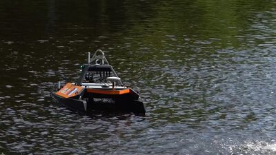 Rīgas brīvostas flote prezentē peldošo dronu "Otter"