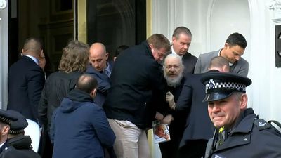 Lielbritānijas policija aizturējusi 'WikiLeaks' dibinātāju Asanžu