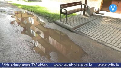 “Vai tiešām dzīvojam akmens laikmetā?” Jēkabpilietis sašutis par bedraino ceļu