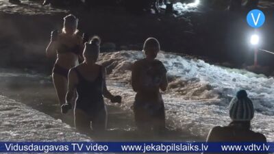Jēkabpilieši bauda pusnakts peldi āliņģī