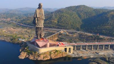 Iespaidīgi: Indijā atklāta pasaulē augstākā statuja
