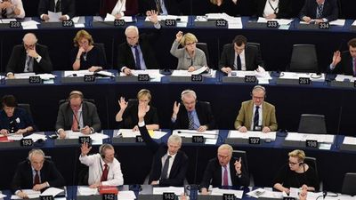 Grostiņš: EP deputātam ir izvēle - strādāt un saņemt algu vai nestrādāt un saņemt algu