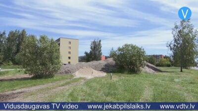 Tauta ziņo: Nameja ielā būvē neparastu “slēpošanas kalnu”