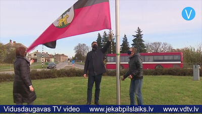 Jēkabpilī paceļ Latvijas karogu