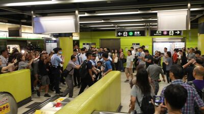 Protestētāji Honkongā izdemolējuši metro staciju