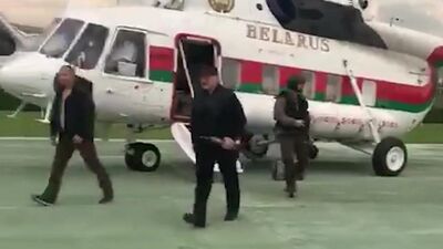 Lukašenko no helikoptera izkāpj ar automātu rokās. Ko tas nozīmē?