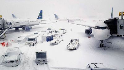 ASV atcelti vairāk nekā 2500 avioreisu sniegputeņa dēļ
