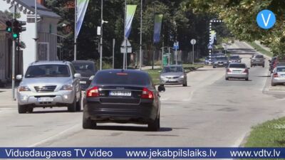 Jēkabpilī gājēju pārejas kļuvušas gandrīz neredzamas