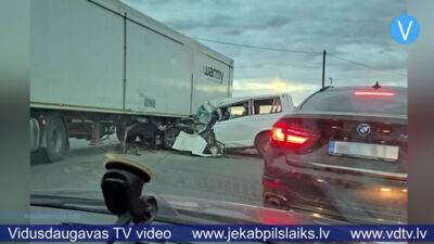 Jēkabpilī busiņš ietriecas kravas auto – šoferis gājis bojā