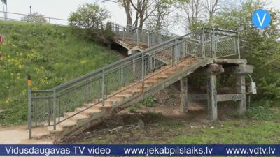 Tauta ziņo: Jēkabpils aizsargdambi atjaunoja, bet brūkošās kāpnes atstāja