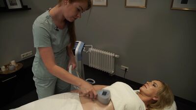 Iveta Lāce izmēģina ķermeņa skulpturēšanas procedūras
