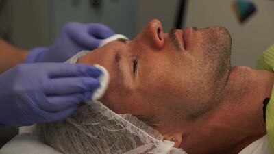 Mūziķis Markus Riva izmēģina sejas ādas uzlabošanas procedūras